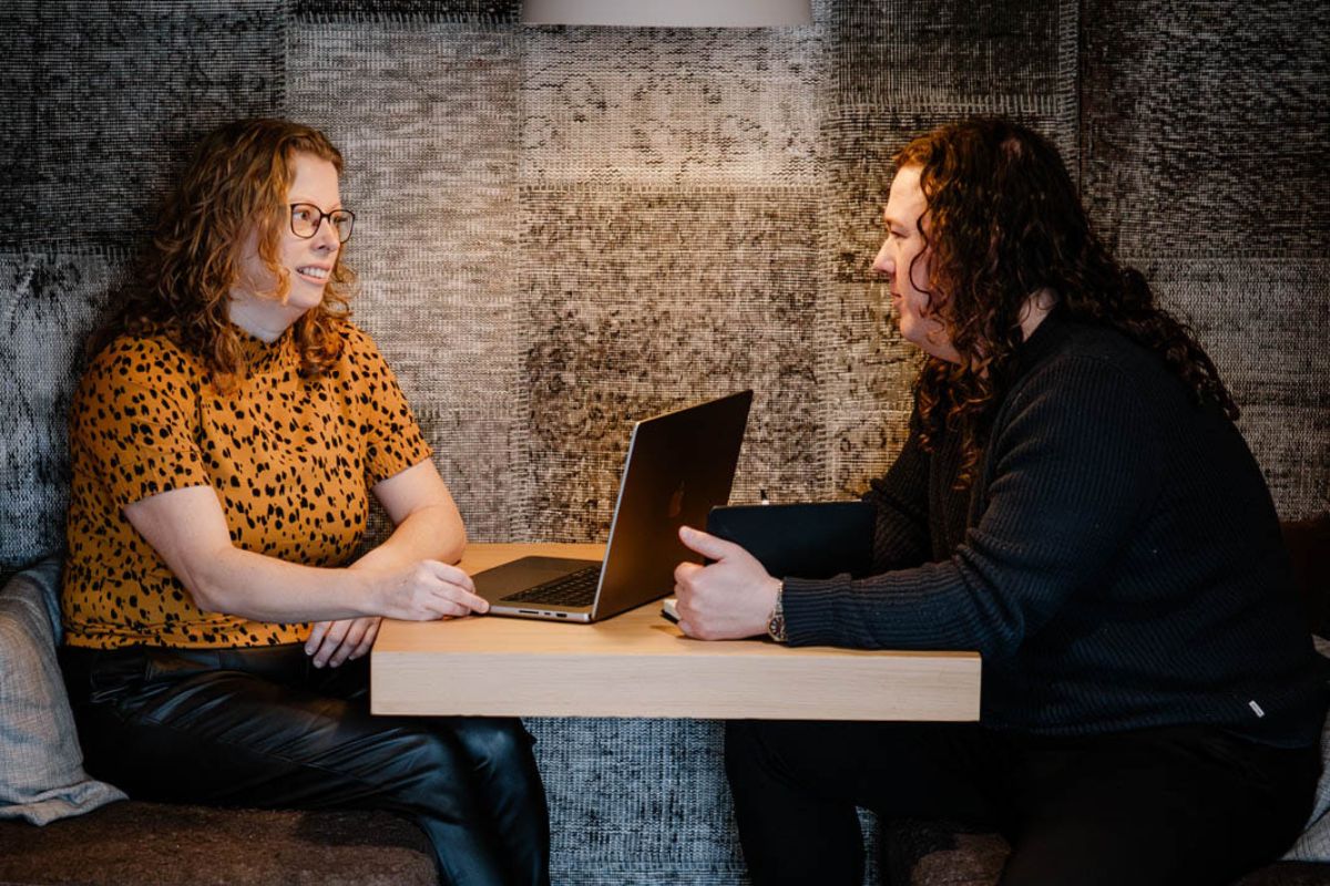 Waardenmarketing-042-large-header Twee mensen aan tafel in gesprek